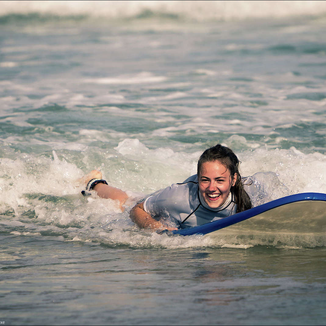 cours de surf jeune fille